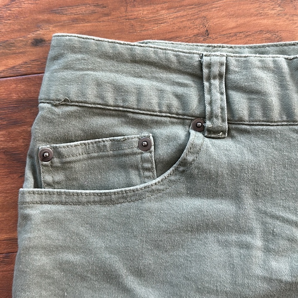 So Wear It Declare It green Shorts - Picture 5 of 8